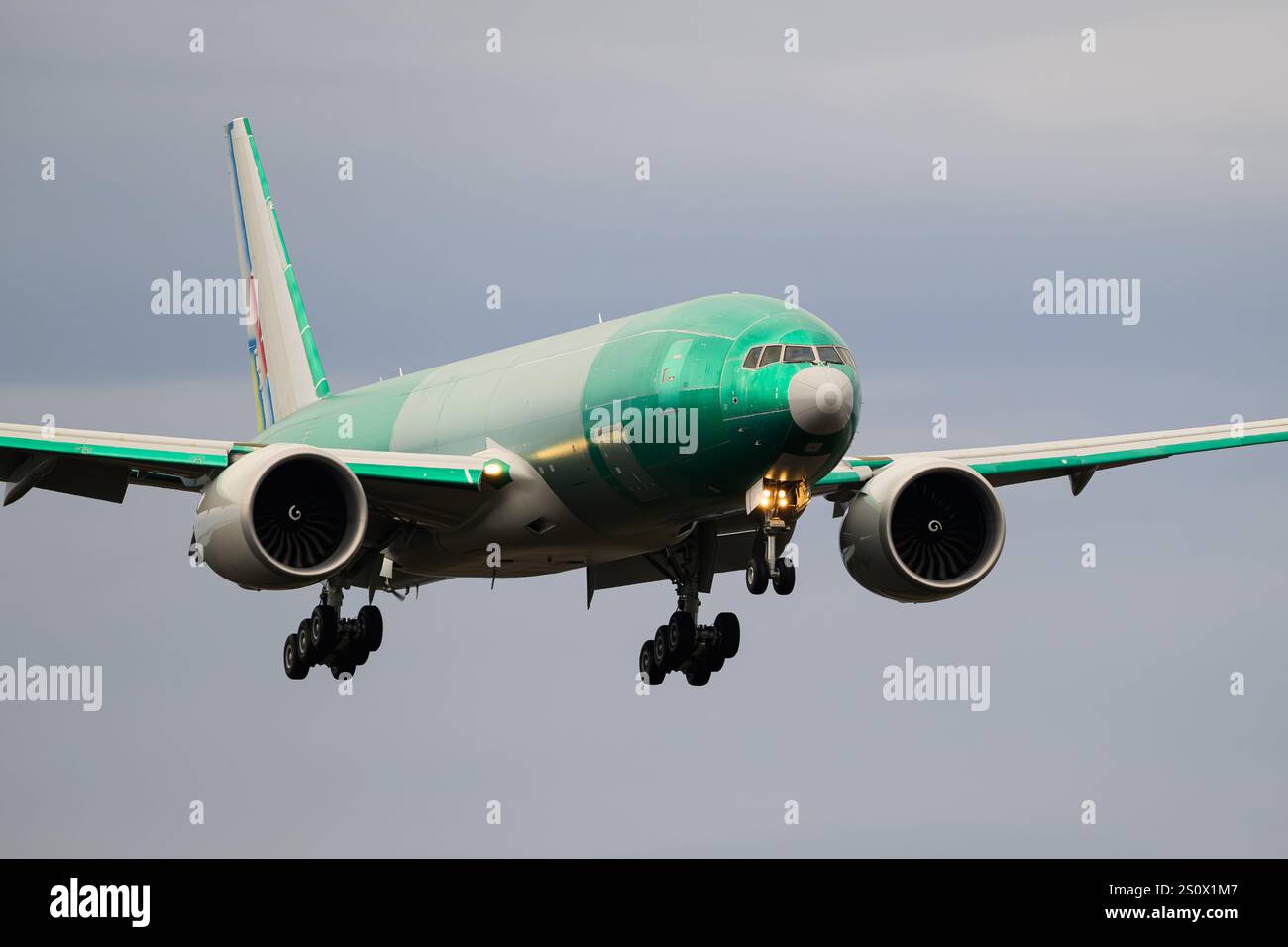 Everett, WA, États-Unis - 12 décembre 2024 ; pré-peinture du Boeing 777F cargo pour China Southern Cargo en vol d'essai Banque D'Images