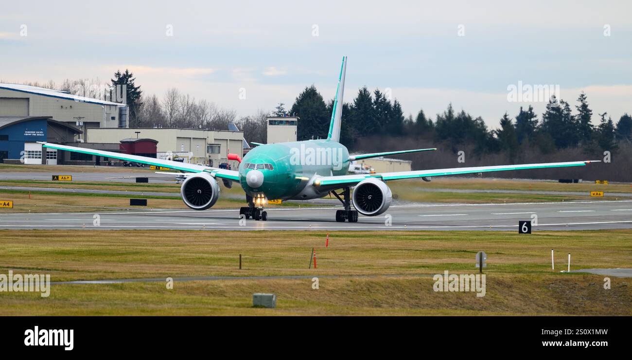 Everett, WA, États-Unis - 12 décembre 2024 ; Boeing 777F cargo en vert avant livraison sur la piste 34L à Paine Field Banque D'Images