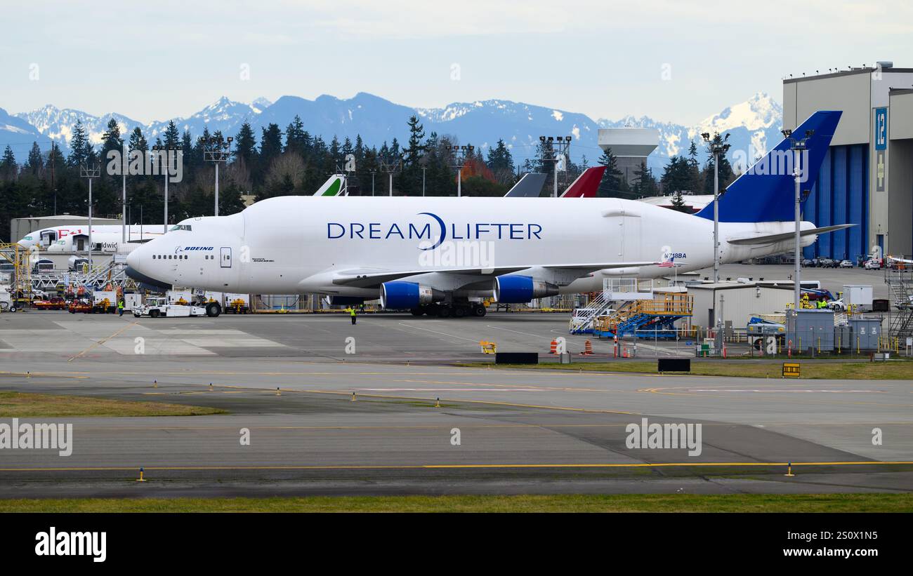 Everett, WA, États-Unis - 20 décembre 2024 ; Boeing 747-400LCF Dreamlifter exploité par Atlas Air à l'usine Painr Field Banque D'Images