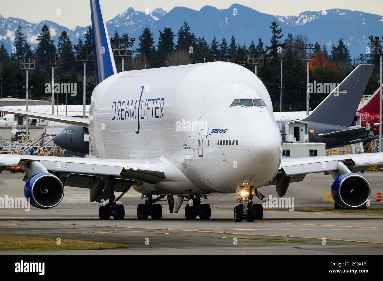 Everett, WA, États-Unis - 20 décembre 2024 ; Boeing Dreamlifter 747-400LCF Freighter taxier à l'usine Everett Banque D'Images