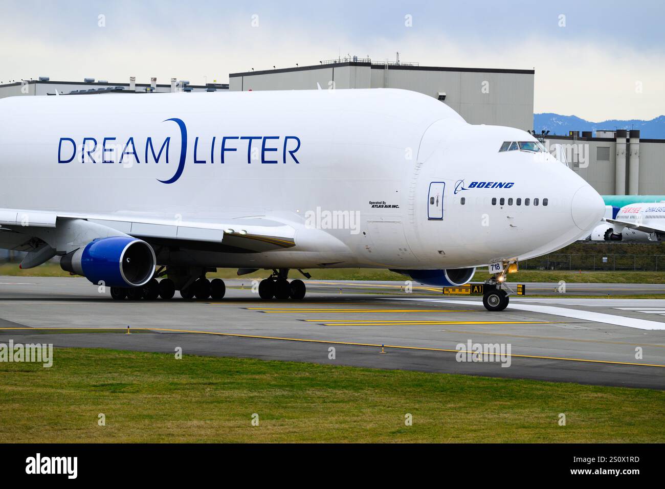 Everett, WA, États-Unis - 20 décembre 2024 ; Boeing Dreamlifter 747-400LCF cargo roulant sur la piste de l'usine Everett Banque D'Images