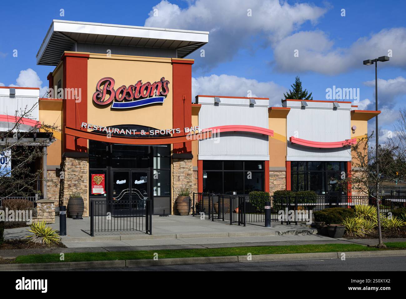 Marysville, WA, États-Unis - 9 février 2024 ; restaurant Boston's Pizza et bar sportif avec enseigne et logo Banque D'Images
