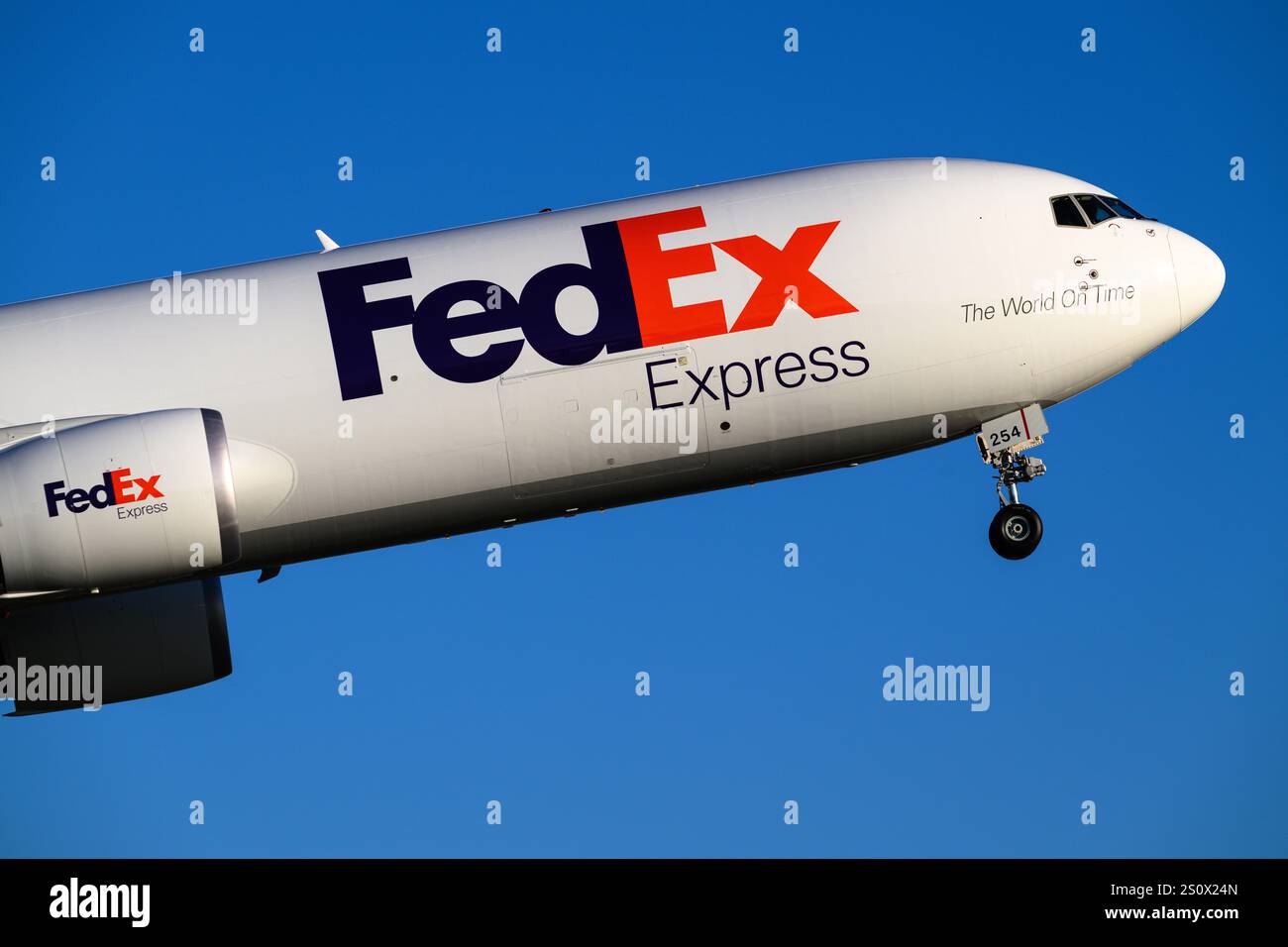 Everett, WA, États-Unis - 4 décembre 2024 ; FedEx Express 767-300F cargo cargo Aircraft montant dans le ciel bleu immatriculé N254FE Banque D'Images