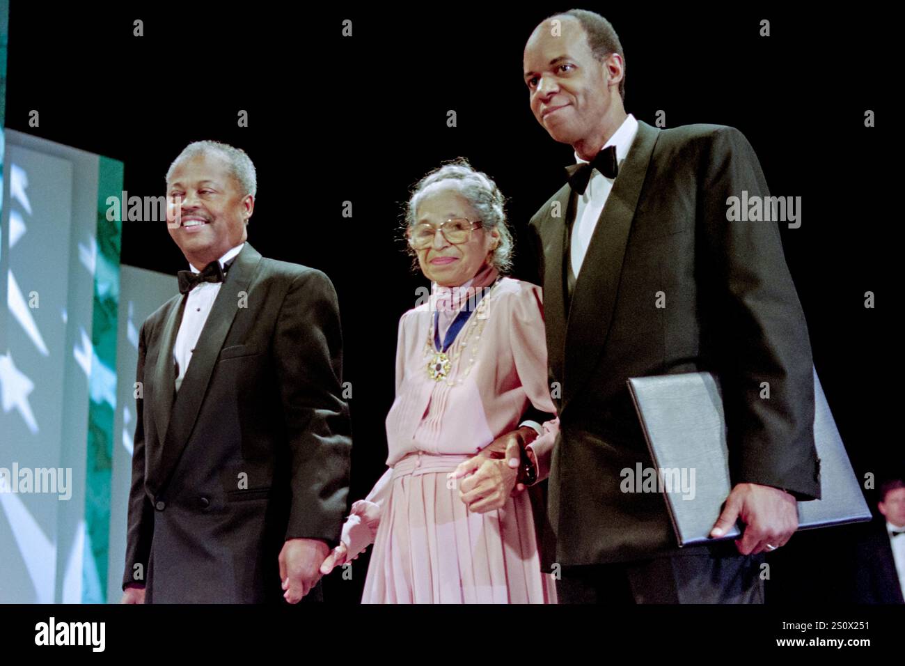 Les représentants américains Donald Payne, d-NJ, à gauche, et William Jefferson, d-LA, à droite, escortent Rosa Parks, militante des droits civiques, lors du 26e dîner de gala annuel du Congressional Black Caucus, le 14 septembre 1996 à Washington, DC Parks a reçu la médaille présidentielle de la liberté par U. S Président Bill Clinton pendant l'événement. Banque D'Images