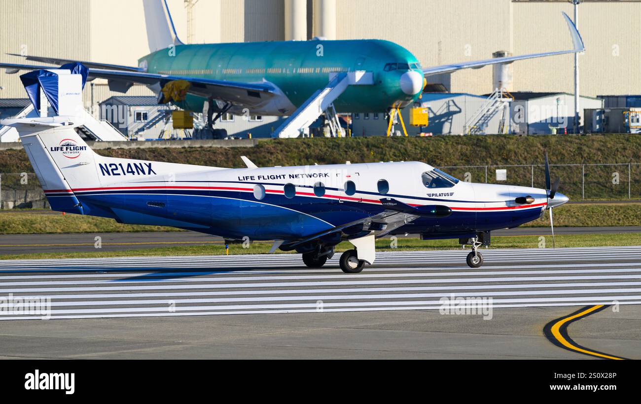 Everett, WA, États-Unis - 4 décembre 2024 ; avion PC-12 de Life Flight Network Pilatus sur piste à Everett Paine immatriculé sur le terrain N214NX Banque D'Images