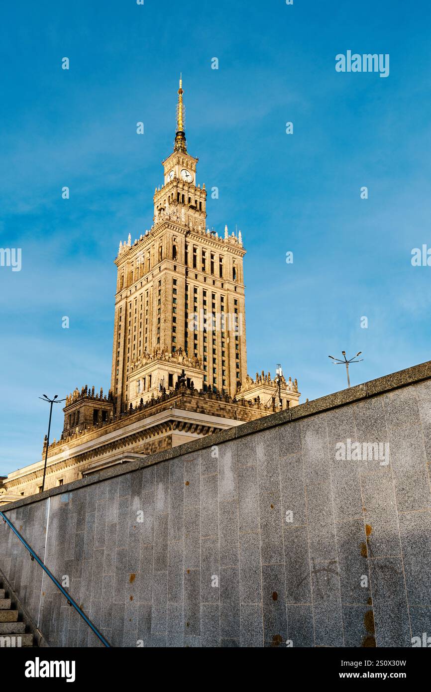 Extérieur du réalisme socialiste des années 1950 Palais de la culture et de la Science (Pałac Kultury i Nauki) à Varsovie, Pologne Banque D'Images
