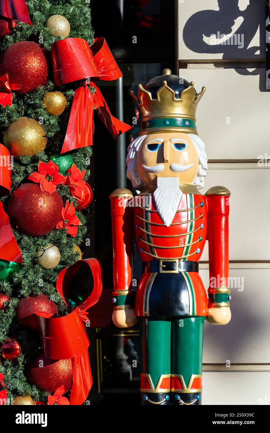 Casse-noisette décorations de noël devant l'historique Hôtel Bristol sur Krakowskie Przedmiescie, Varsovie, Pologne Banque D'Images