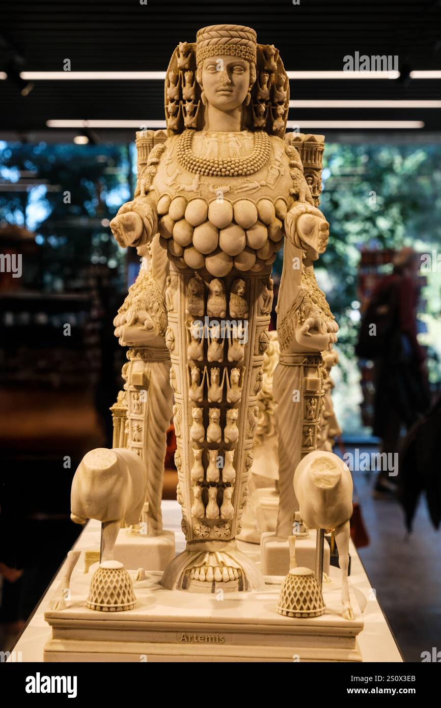 Selcuk, Turquie, Turkiye. Réplique de Statue de la belle Artémis, Déesse grecque, à vendre dans la boutique de cadeaux, Musée d'Éphèse. Banque D'Images