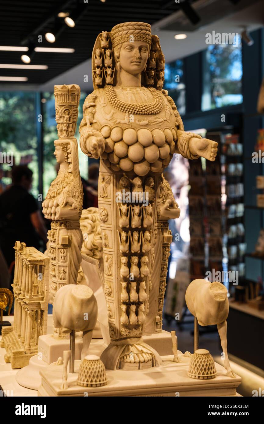 Selcuk, Turquie, Turkiye. Réplique de Statue de la belle Artémis, Déesse grecque, à vendre dans la boutique de cadeaux, Musée d'Éphèse. Banque D'Images
