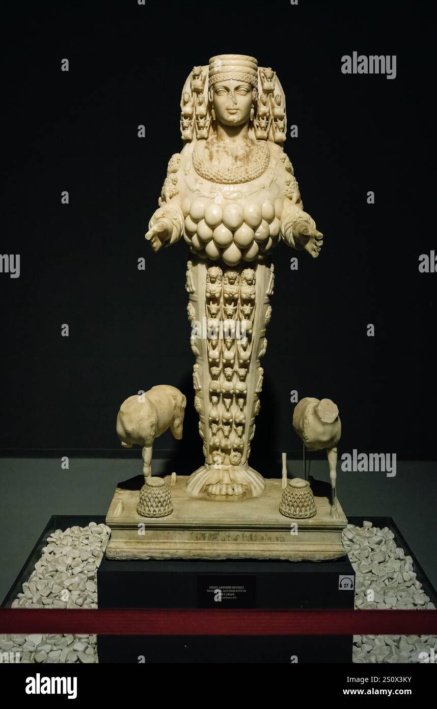 Selcuk, Turquie, Turkiye. Statue de la belle Artémis, déesse grecque, 2ème. Siècle A.D., Musée d'Éphèse. Banque D'Images