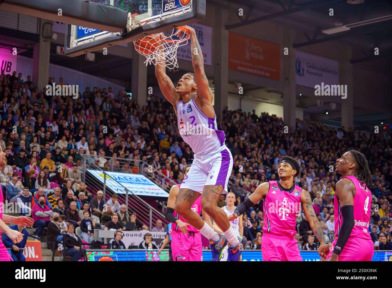 29.12.2024 BBL, saison allemande de Basketball Bundesliga 2024/25, 14. Journée de match : Telekom paniers contre BG Göttingen photo : Demajeo Wiggins (2, Göttingen) panier lancer et point pour Göttingen Banque D'Images