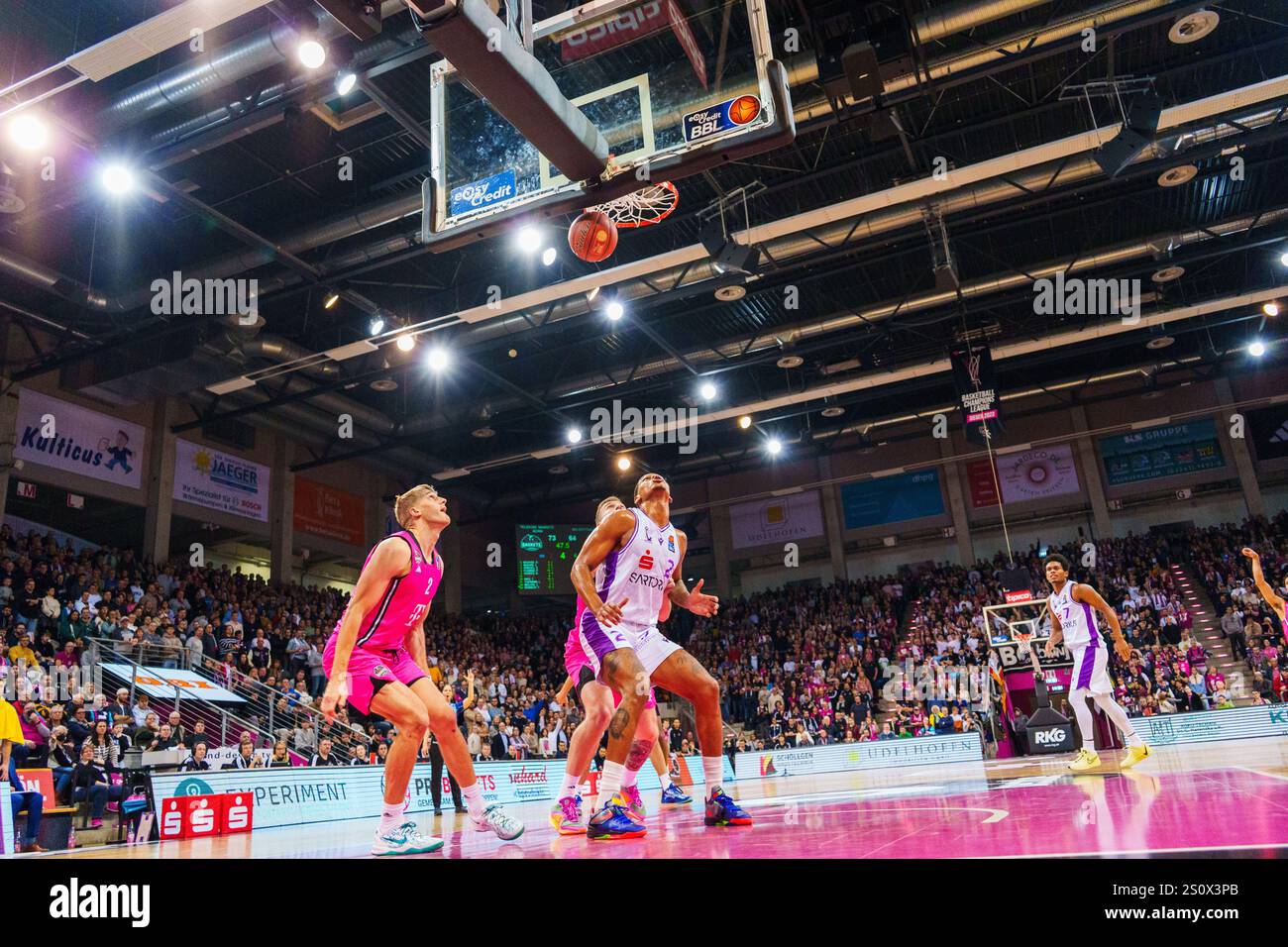 29.12.2024 BBL, saison allemande de Basketball Bundesliga 2024/25, 14. Journée : Telekom paniers contre BG Göttingen photo : Sam Griesel (2, Bonn), Demajeo Wiggins (2, Göttingen) Banque D'Images