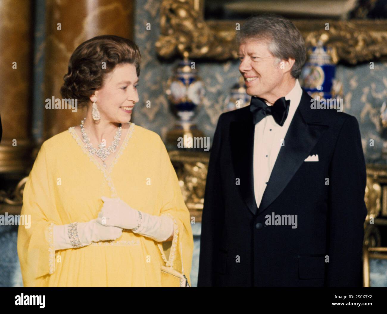 Photo du dossier datée du 07/05/77 de la reine Elizabeth II avec le président américain Jimmy carter lors d'un dîner d'État au palais de Buckingham à Londres. Carter, le 39e président des États-Unis, est décédé à l'âge de 100 ans. Date d'émission : dimanche 29 décembre 2024. Banque D'Images