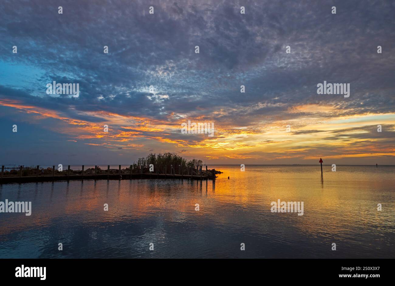 Coucher de soleil sur Mobile Bay à Fairhope, Alabama. Les couchers de soleil brillants sont fréquents à travers les eaux de Mobile Bay dans le sud de l'Alabama. Fairhope Marina est sur Banque D'Images