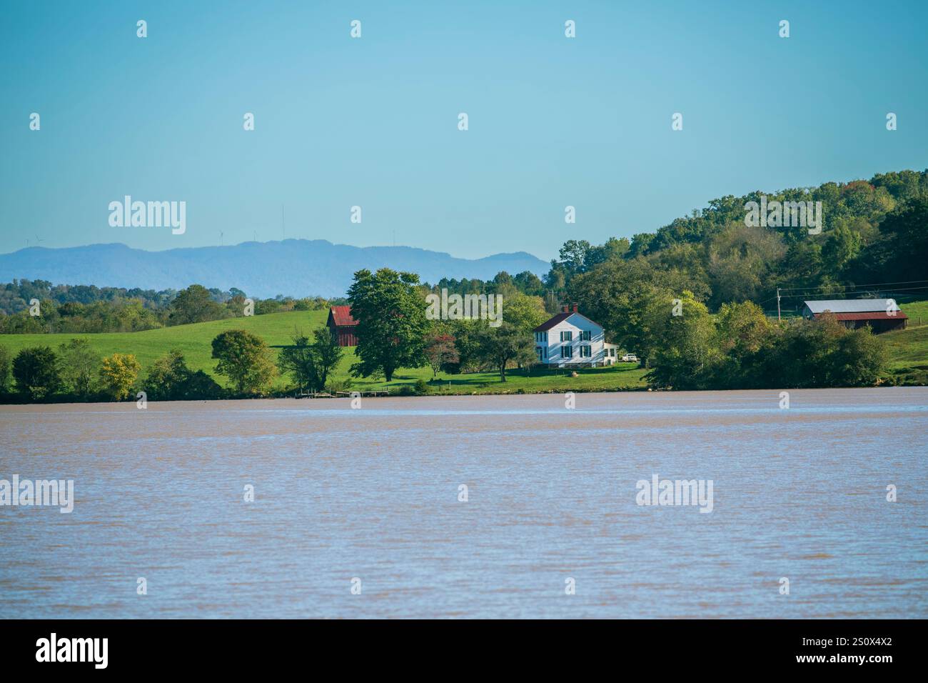 Une ferme sur la rivière Tennessee avec une vue sur les Great Smoky Mountains au loin Banque D'Images