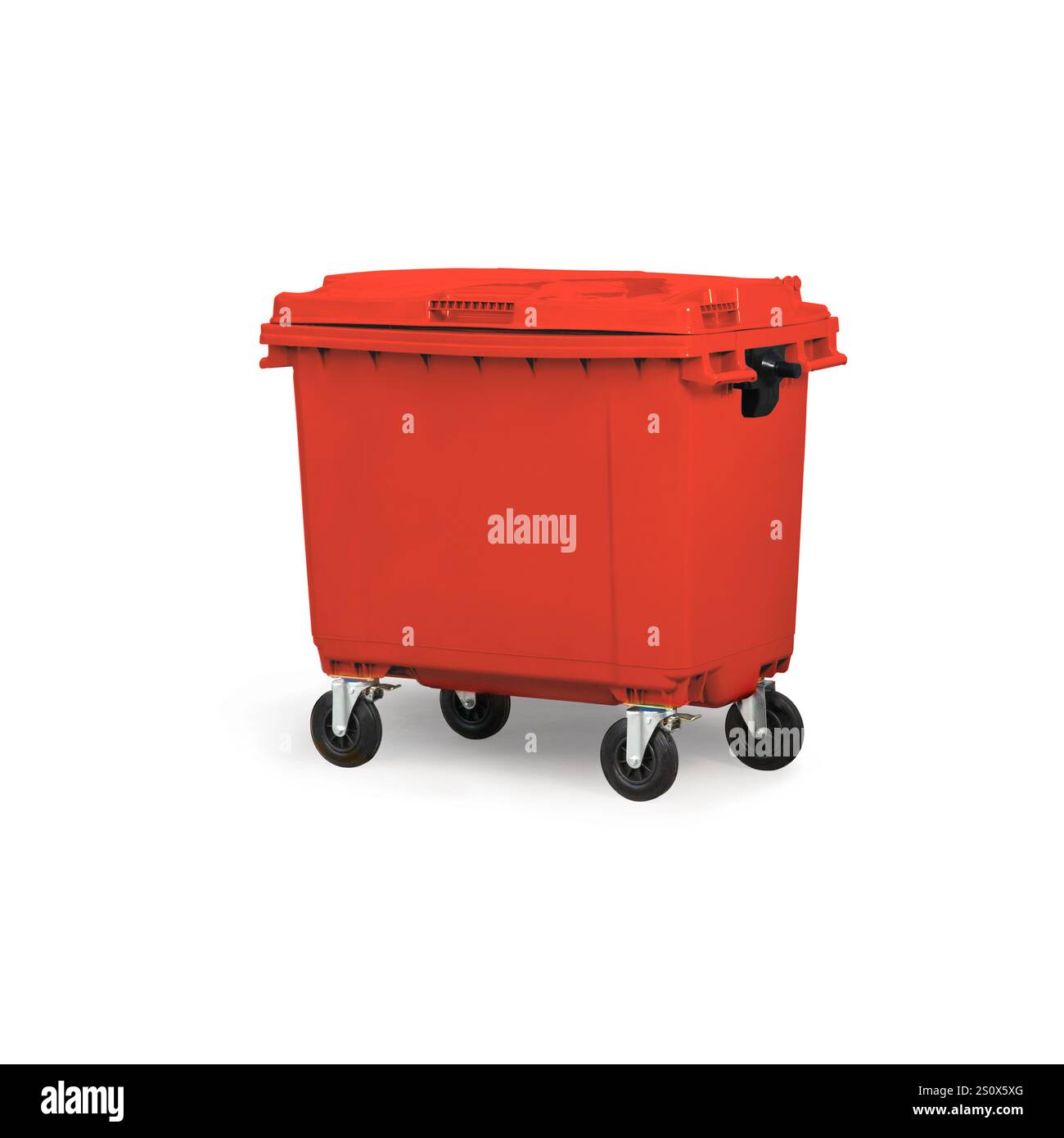 Benne industrielle rouge de haute qualité sur roues pour une gestion et une élimination efficaces des déchets dans les environnements commerciaux et industriels Banque D'Images