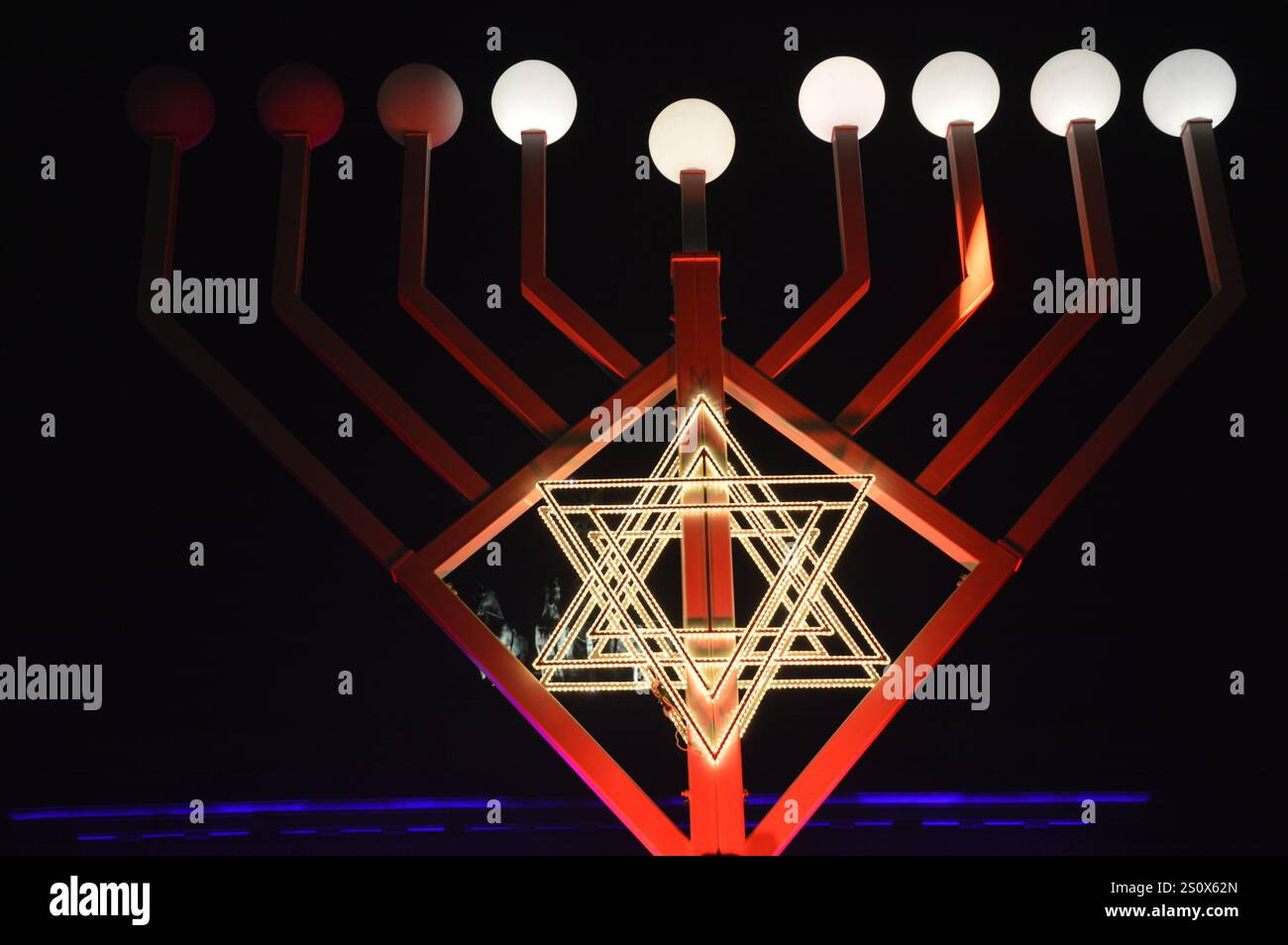 Berlin, Allemagne - 29 décembre 2024 - Hanukkah menorah tard dans la soirée devant la porte de Brandebourg. (Photo de Markku Rainer Peltonen) Banque D'Images