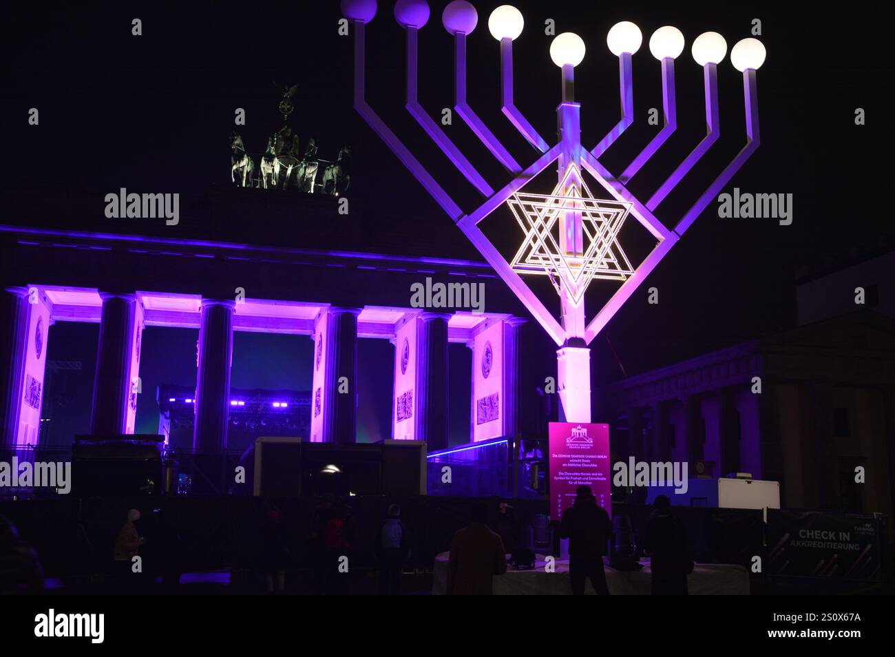 Berlin, Allemagne - 29 décembre 2024 - Hanukkah menorah tard dans la soirée devant la porte de Brandebourg. (Photo de Markku Rainer Peltonen) Banque D'Images