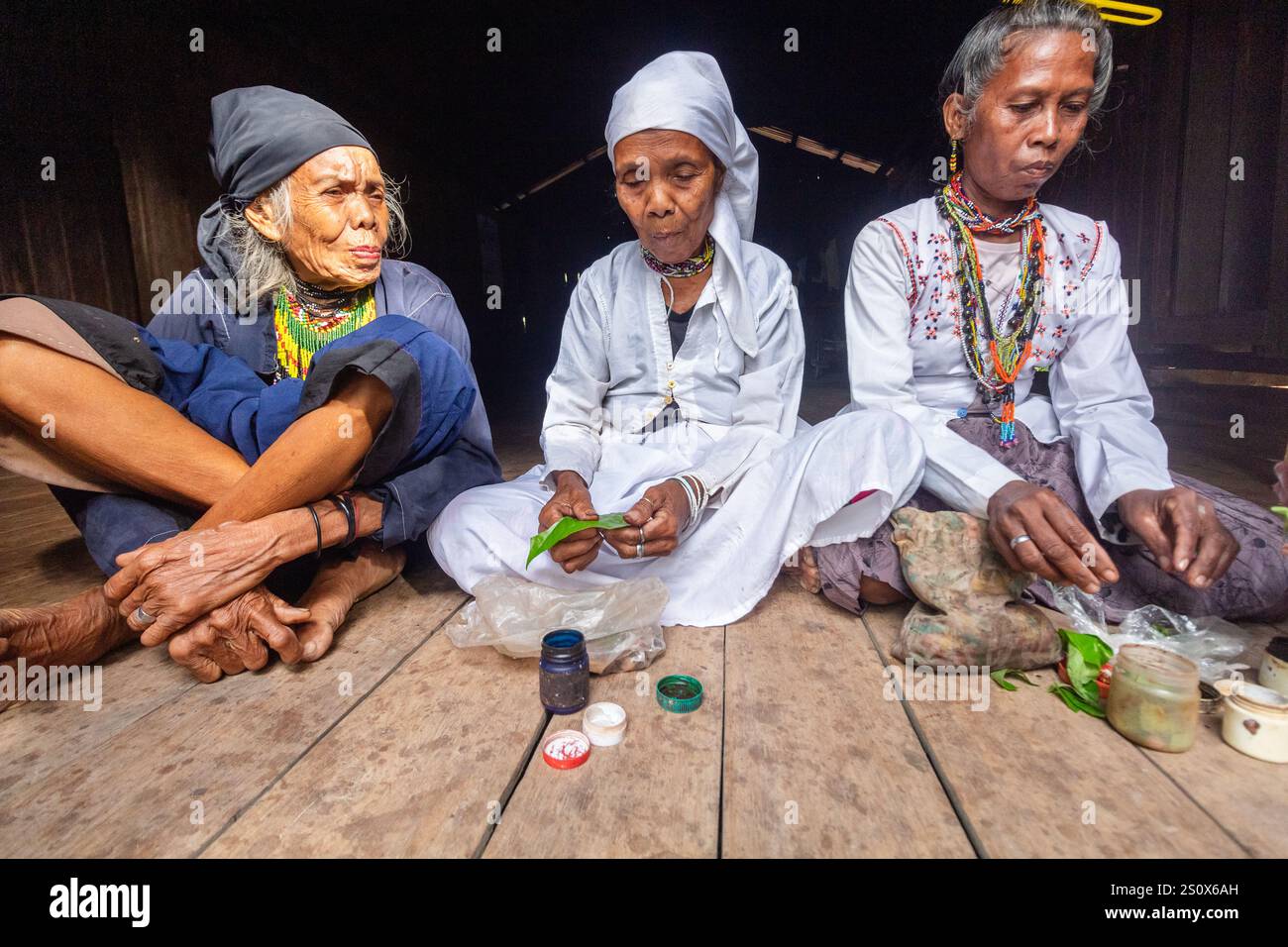 Les femmes aînées de la tribu Arumanen Manuvu préparent des ingrédients pour la mastication de noix de bétel à Cotabato, Philippines Banque D'Images