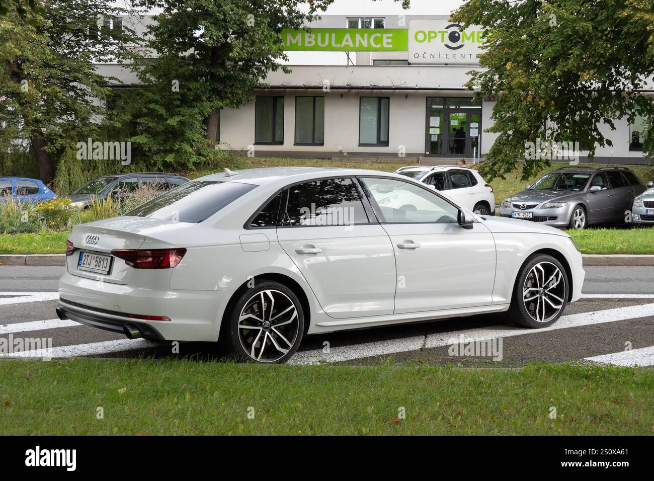 HAVIROV, TCHÉQUIE - 6 OCTOBRE 2023 : Audi A4 5ème génération B9 berline blanche garée dans la rue Banque D'Images