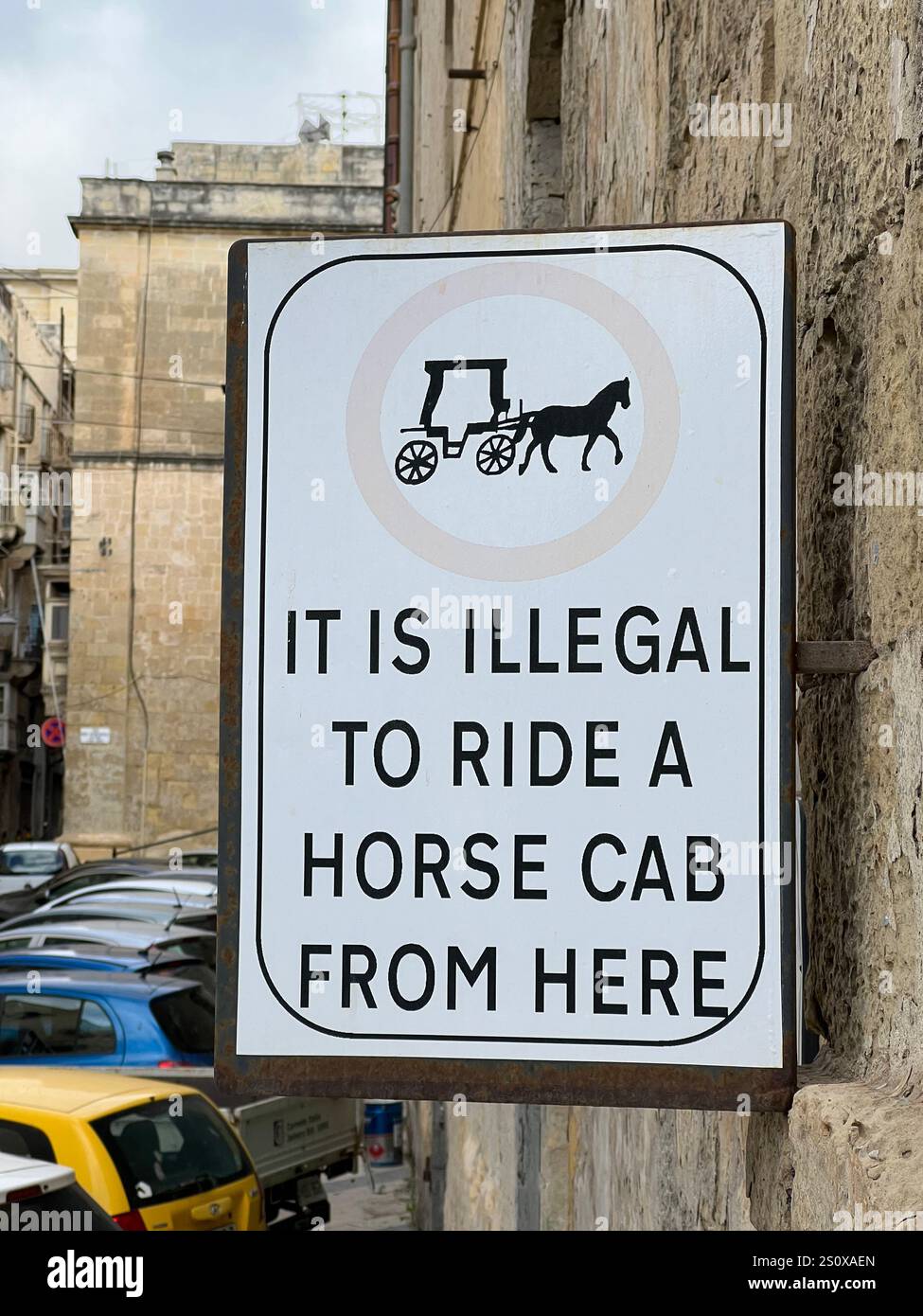 Il est illégal de monter Un Horse Cab Frorm ici, panneau de rue, la Valette, Malte Banque D'Images