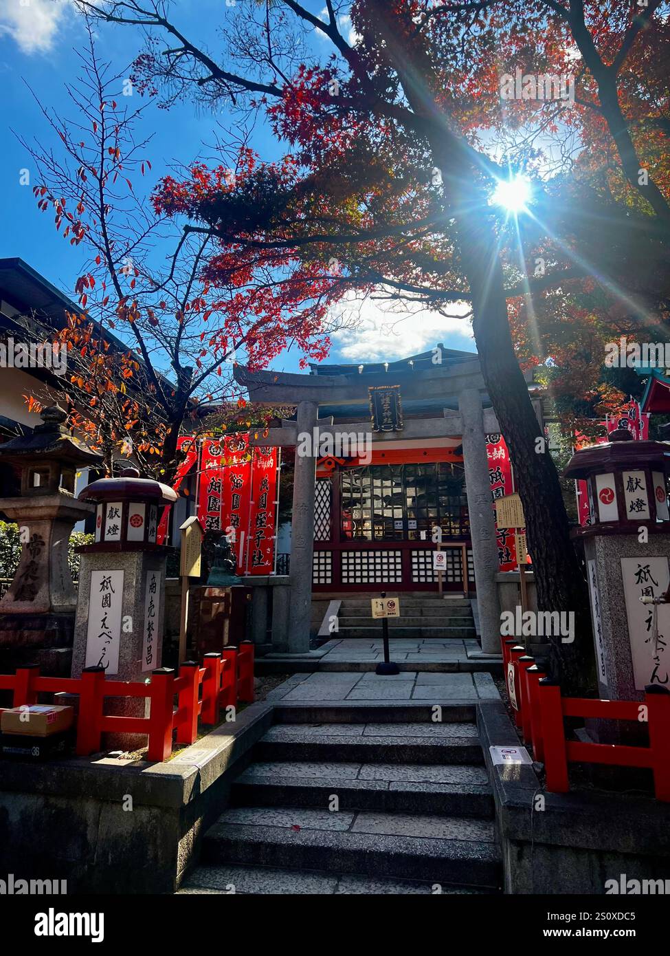 Soleil brille à travers un site historique à Kyoto, Japon - Image de stock capturée avec un smartphone