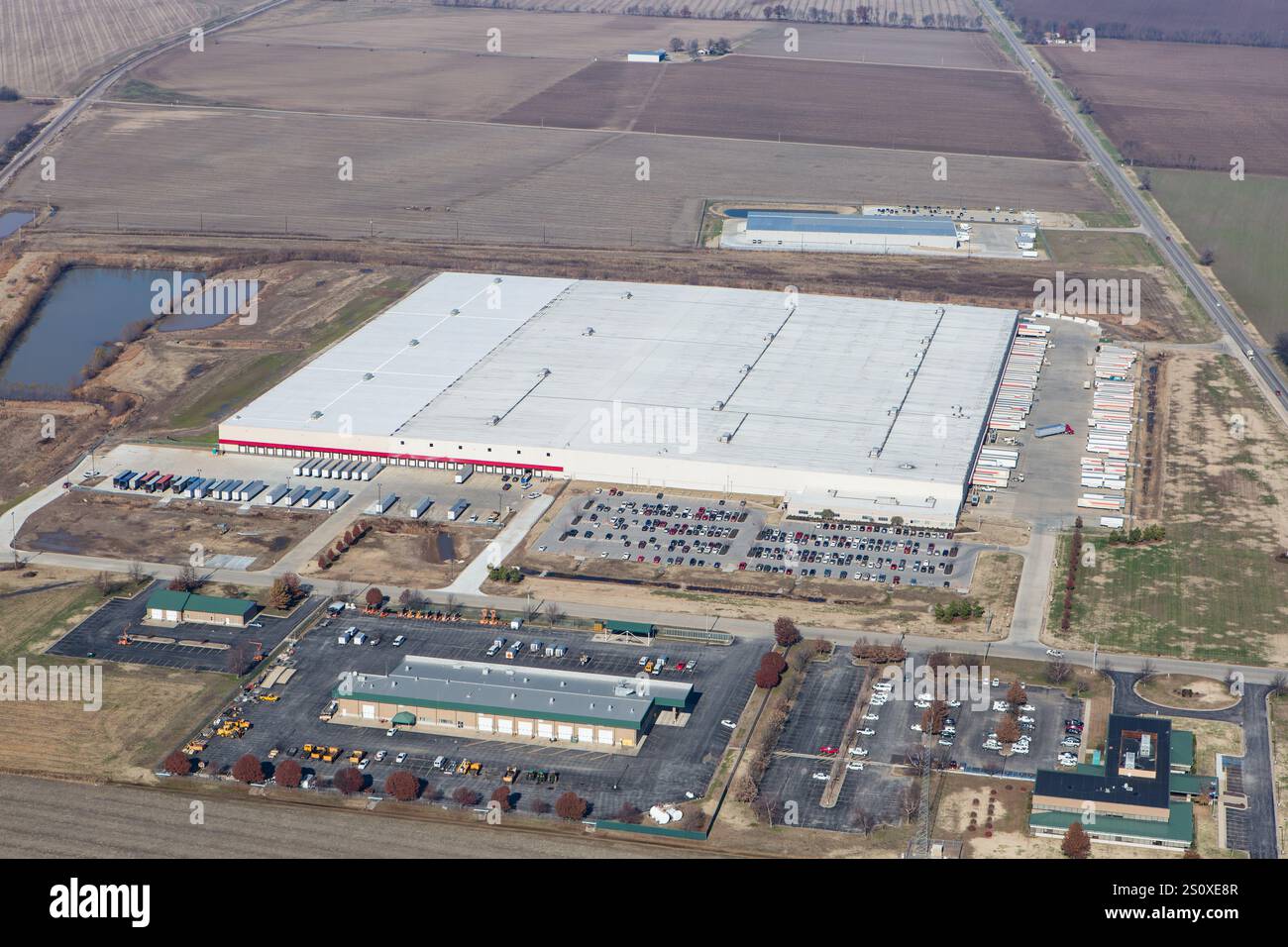 Vue aérienne du grand centre de distribution d'entrepôt à Sikeston, Missouri, États-Unis. Banque D'Images