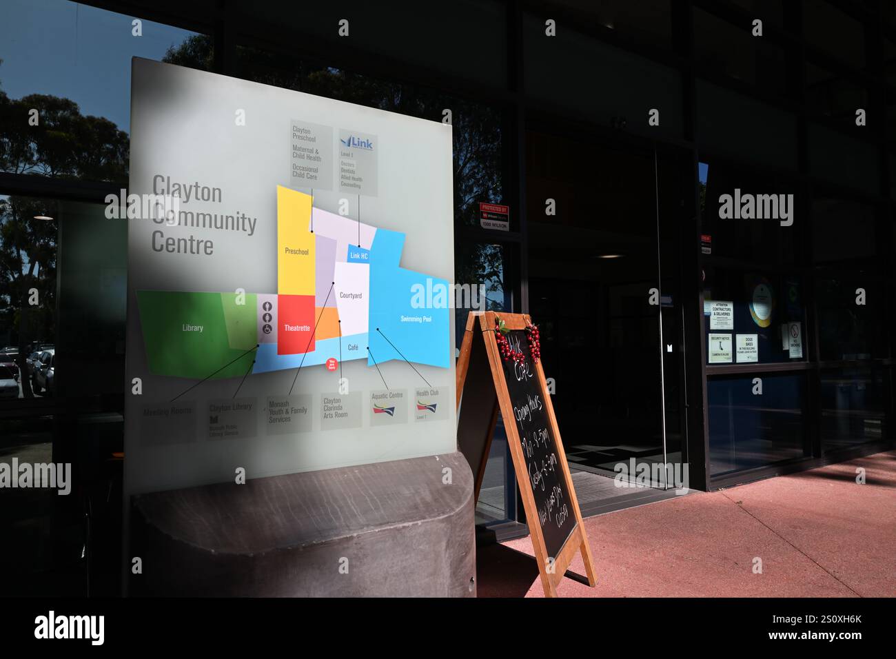 Entrée au centre communautaire Clayton, avec carte colorée pour guider les gens vers les différents services et commodités disponibles Banque D'Images
