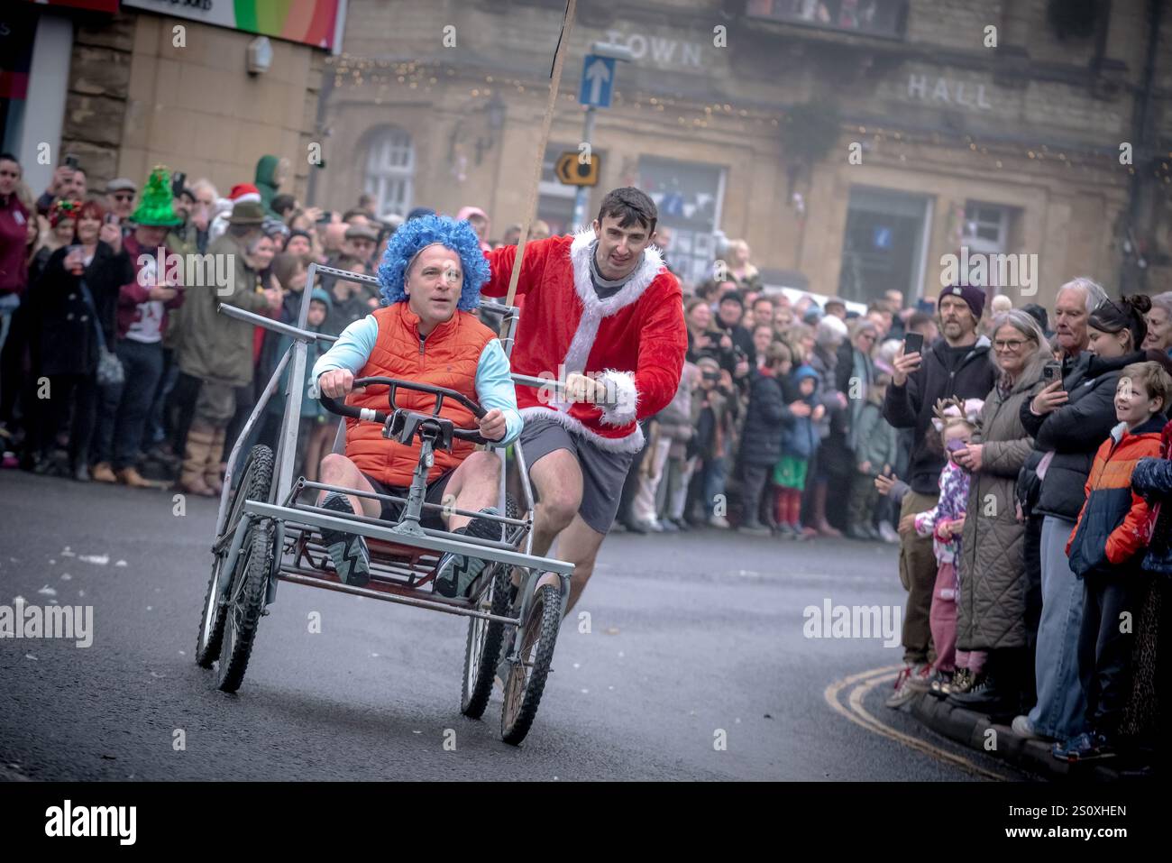 Boxing Day Pram Race à Crewkerne. Des centaines d'habitants bordent les rues pour encourager les équipes qui s'affrontent dans des landaus tout en portant une robe de fantaisie. Banque D'Images