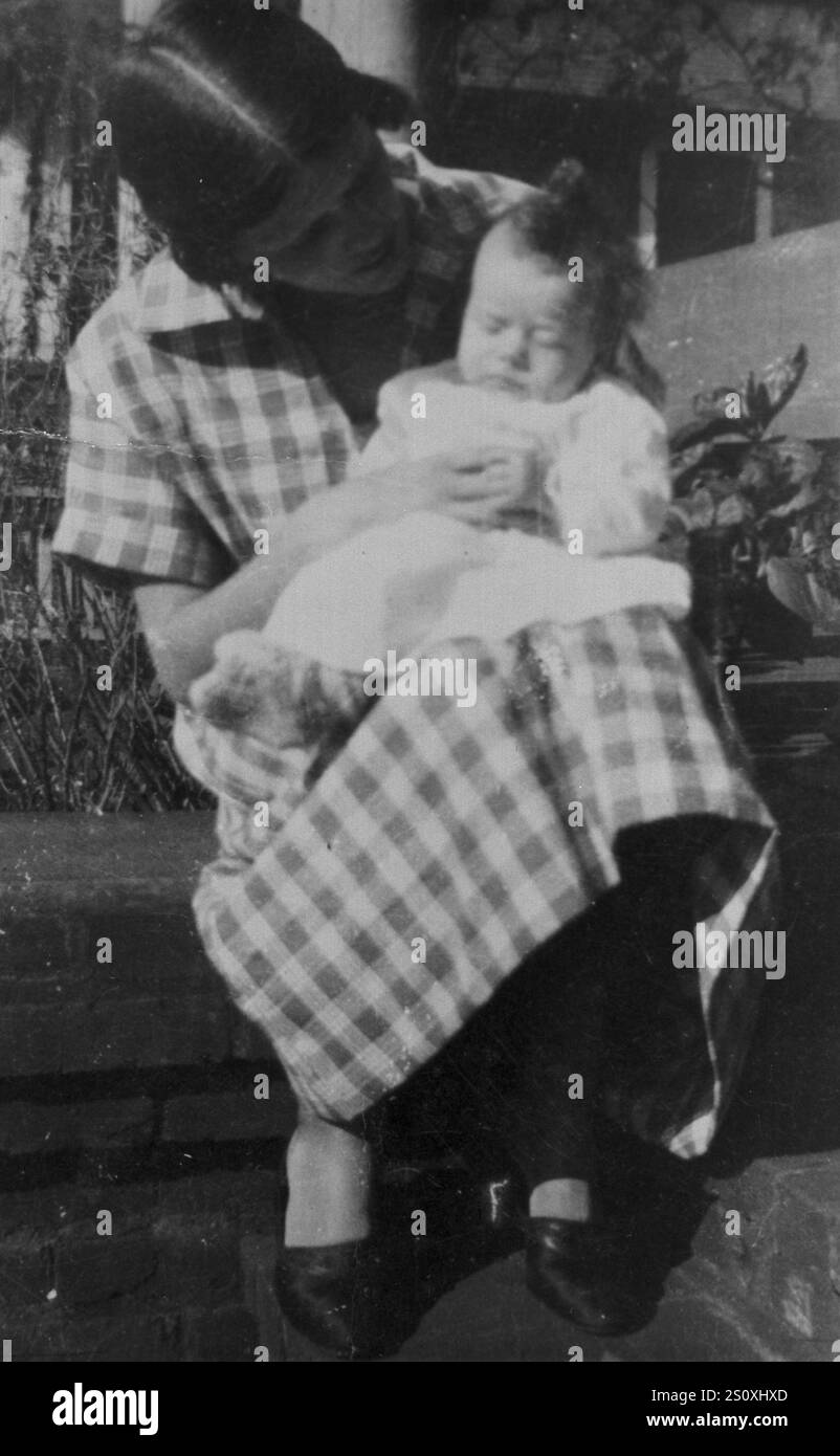 Atlanta, États-Unis. 29 décembre 2024. James 'Jimmy' Earl carter, Jr. est né le 1er octobre 1924, fils de James Earl et Lillian carter. Sur cette photographie, il a un mois dans les bras de sa mère. Carter, le 39e président des États-Unis, récipiendaire du prix Nobel de la paix, militant des droits de l'homme, professeur et enseignant de l'école du dimanche, est décédé le dimanche 29 décembre 2024. Il avait 100 ans. Document photo via le Centre carter/UPI crédit : UPI/Alamy Live News Banque D'Images