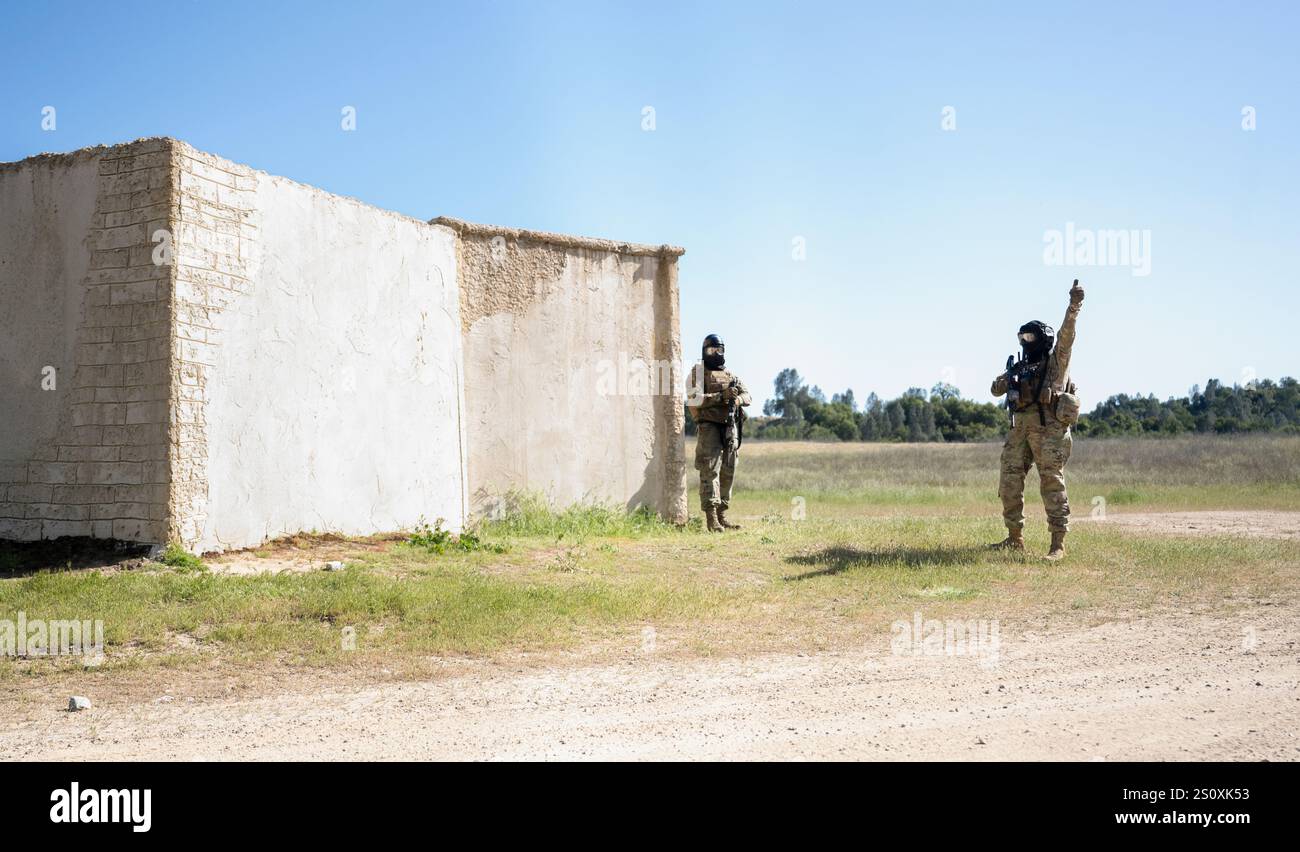 Le Sgt Mackenzie Wenham, à droite, superviseur du port aérien du 821e Escadron d'intervention d'urgence, signale que son équipe est prête à effectuer un exercice de déblaiement du bâtiment pendant l'exercice HADÈS SENTINEL à Fort Hunter-Liggett à Jolon, Californie, le 1er mai 2024. Lors de HADES SENTINTEL, le 821st CRS a été évalué sur sa performance de défense de base dans un scénario de déploiement simulé. (Photo de l'US Air Force par le sergent d'état-major Scott Warner) Banque D'Images
