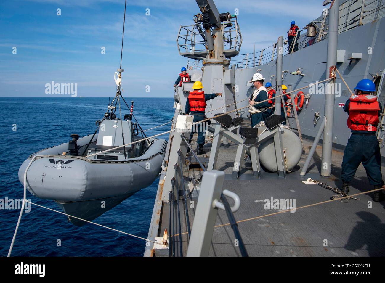 MER DE CHINE MÉRIDIONALE (26 décembre 2024) – les marins effectuent une récupération de petit bateau lors d'un exercice homme à la mer à bord du destroyer à missiles guidés de classe Arleigh Burke USS Sterett (DDG 104), Dec. 26, 2024. Le Carl Vinson Carrier Strike Group mène actuellement des opérations courantes dans la zone d'opérations de la 7e flotte américaine. (Photo de l'US Navy par Brianna Walker, spécialiste des communications de masse, 3e classe) Banque D'Images