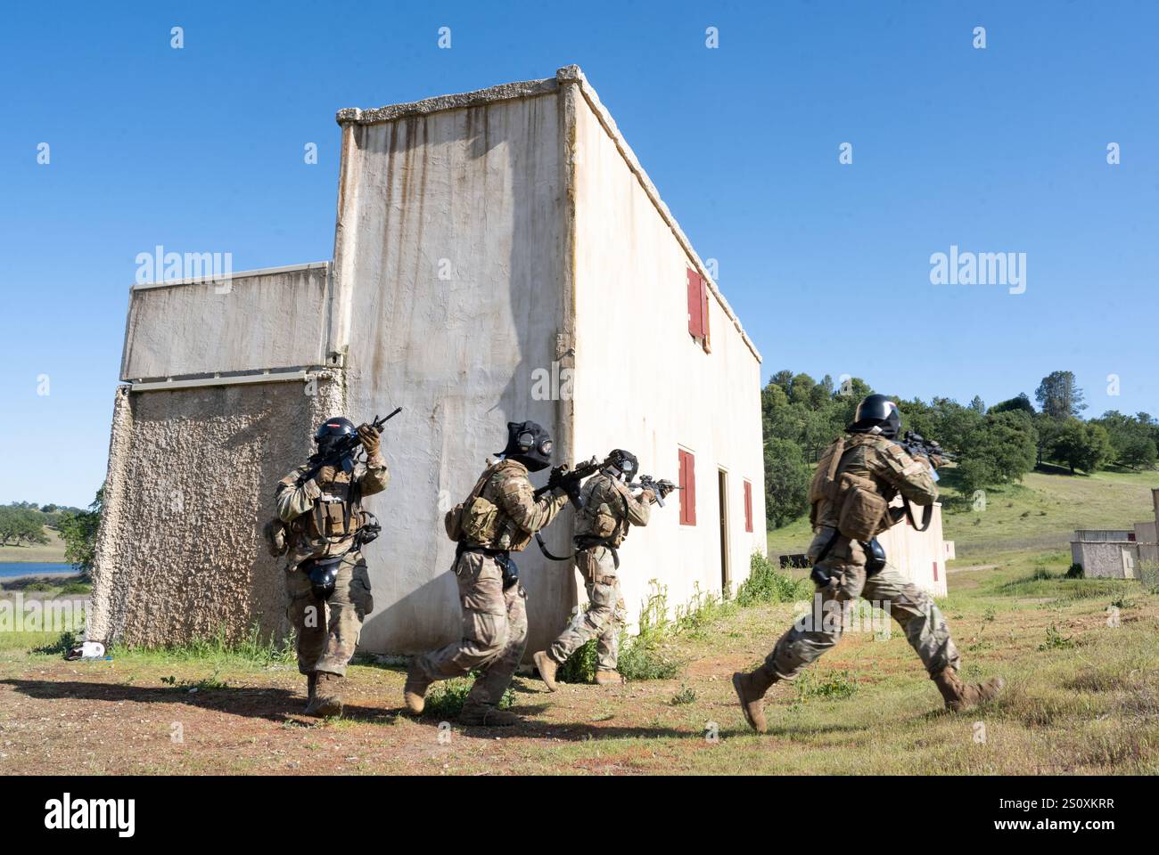 Les aviateurs du 821e Escadron d'intervention d'urgence courent pour se couvrir lors de l'exercice HADES SENTINEL à Fort Hunter-Liggett à Jolon, Californie, le 1er mai 2024. Lors de HADES SENTINTEL, le 821st CRS a été évalué sur sa performance de défense de base dans un scénario de déploiement simulé. (Photo de l'US Air Force par le sergent d'état-major Scott Warner) Banque D'Images