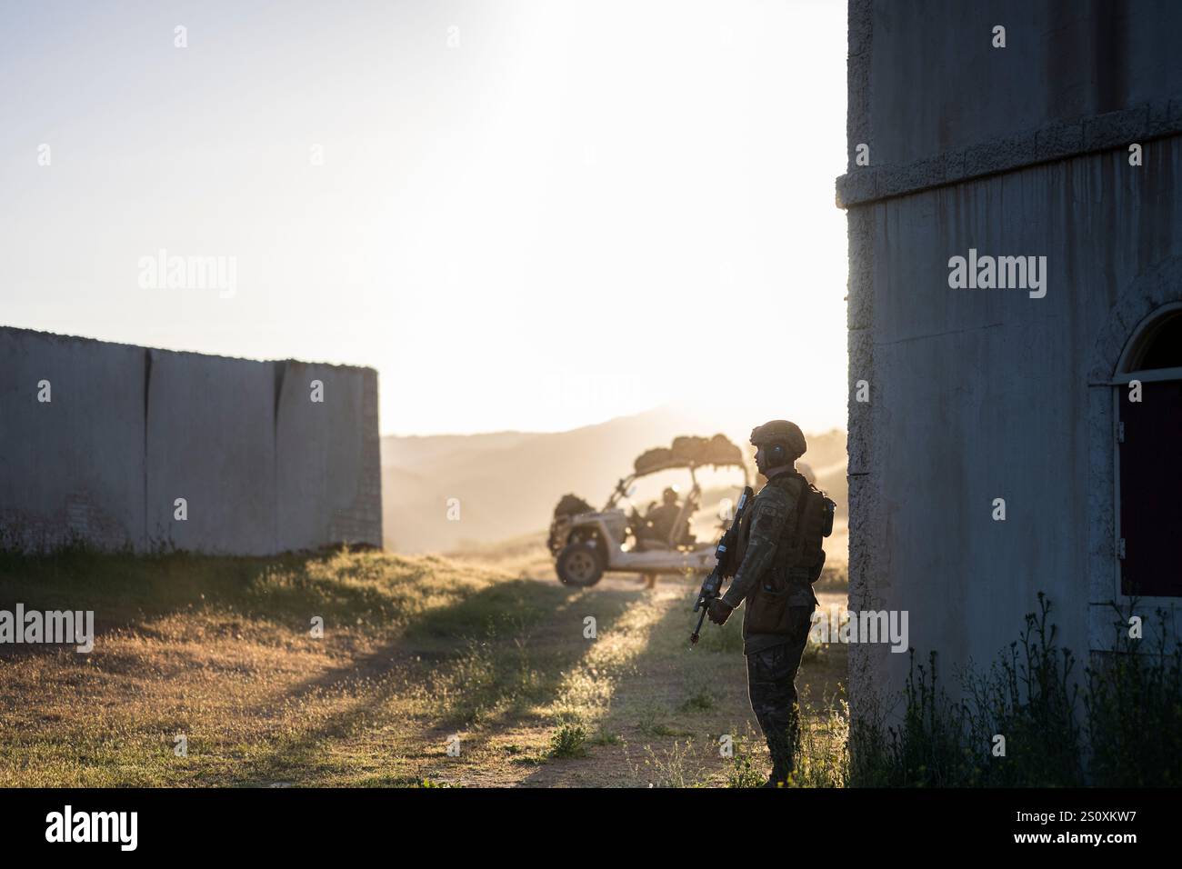Les aviateurs du 821e escadron d'intervention d'urgence assurent la sécurité du point de contrôle d'entrée lors de l'exercice HADES SENTINEL à Fort Hunter-Liggett à Jolon, Californie, le 2 mai 2024. Lors de HADES SENTINTEL, le 821st CRS a été évalué sur sa performance de défense de base dans un scénario de déploiement simulé. (Photo de l'US Air Force par le sergent d'état-major Scott Warner) Banque D'Images