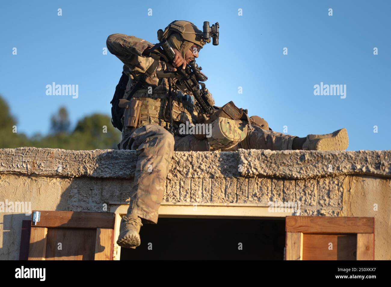Le sergent Joseph Josey, un chef d'équipe de pompiers du 821e Escadron d'intervention d'urgence, établit une position de surveillance pendant l'exercice HADÈS SENTINEL à Fort Hunter-Liggett à Jolon, Californie, le 2 mai 2024. Lors de HADES SENTINTEL, le 821st CRS a été évalué sur sa performance de défense de base dans un scénario de déploiement simulé. (Photo de l'US Air Force par le sergent d'état-major Scott Warner) Banque D'Images