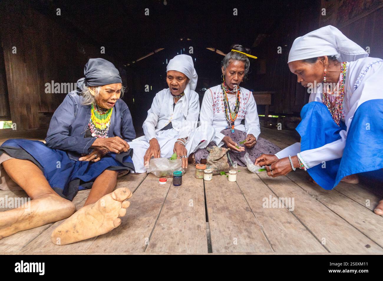 Les femmes aînées de la tribu Arumanen Manuvu préparent des ingrédients pour la mastication de noix de bétel à Cotabato, Philippines Banque D'Images