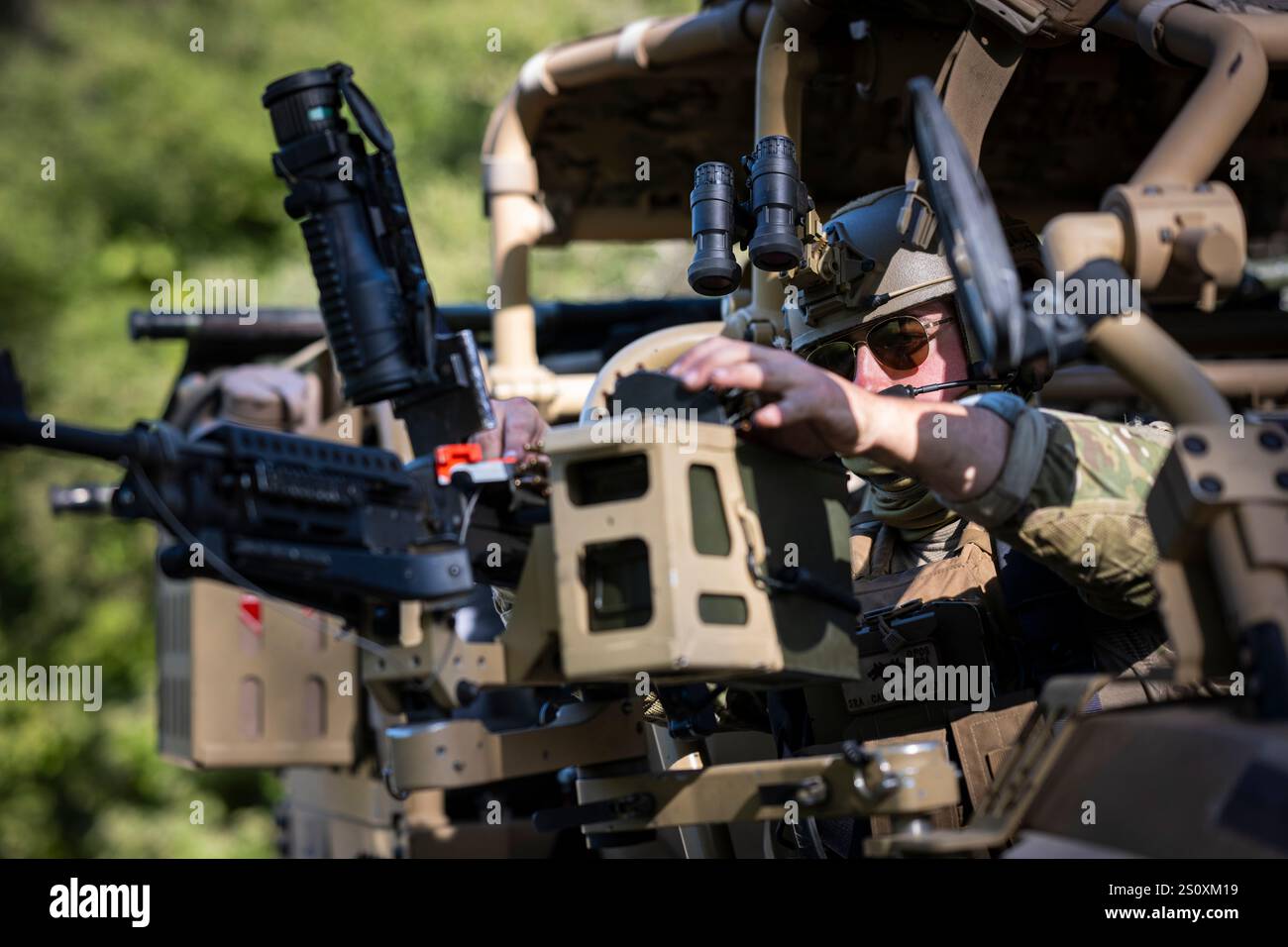 Cameron Haley, un technicien en radiofréquences du 821e Squadronl d'intervention d'urgence, assure la sécurité mobile sur un MRZR lors de l'exercice HADES SENTINEL à Fort Hunter-Liggett à Jolon, Californie, le 2 mai 2024. Lors de HADES SENTINTEL, le 821st CRS a été évalué sur sa performance de défense de base dans un scénario de déploiement simulé. (Photo de l'US Air Force par le sergent d'état-major Scott Warner) Banque D'Images