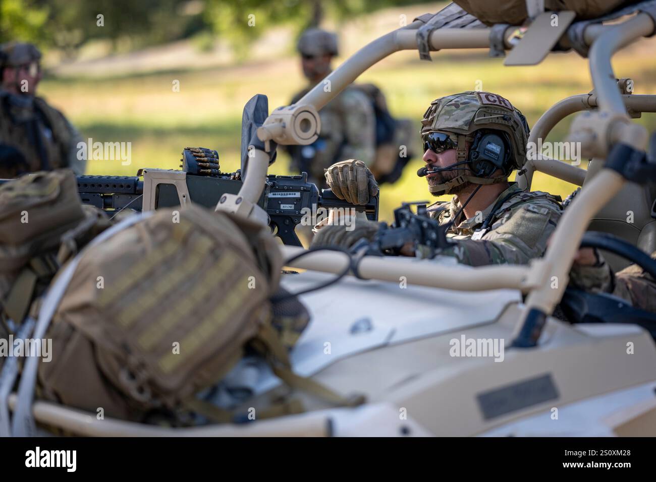 L'aviateur principal Julio Lopez, un membre de l'équipe de pompiers du 821e Escadron d'intervention d'urgence, assure la sécurité à partir d'un MRZR pendant l'exercice HADES SENTINEL à Fort Hunter-Liggett à Jolon, Californie, le 2 mai 2023. Lors de HADES SENTINTEL, le 821st CRS a été évalué sur sa performance de défense de base dans un scénario de déploiement simulé. (Photo de l'US Air Force par le sergent d'état-major Scott Warner) Banque D'Images
