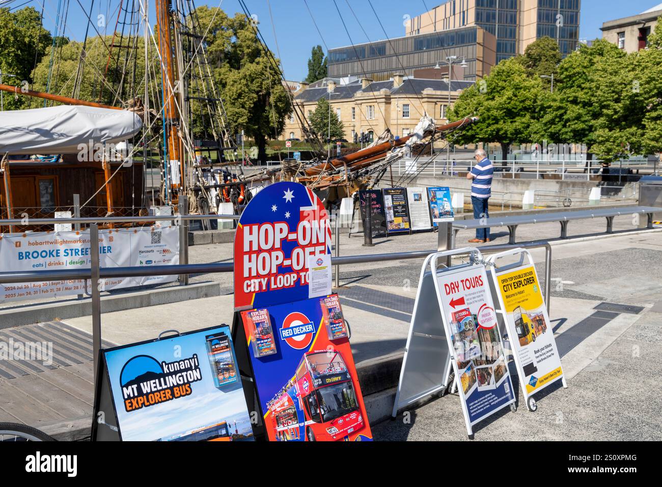 Brooke Street Pier à Hobart Tasmanie, visites touristiques en bus annoncées et promues à l'embarcadère, Australie, 2024 Banque D'Images