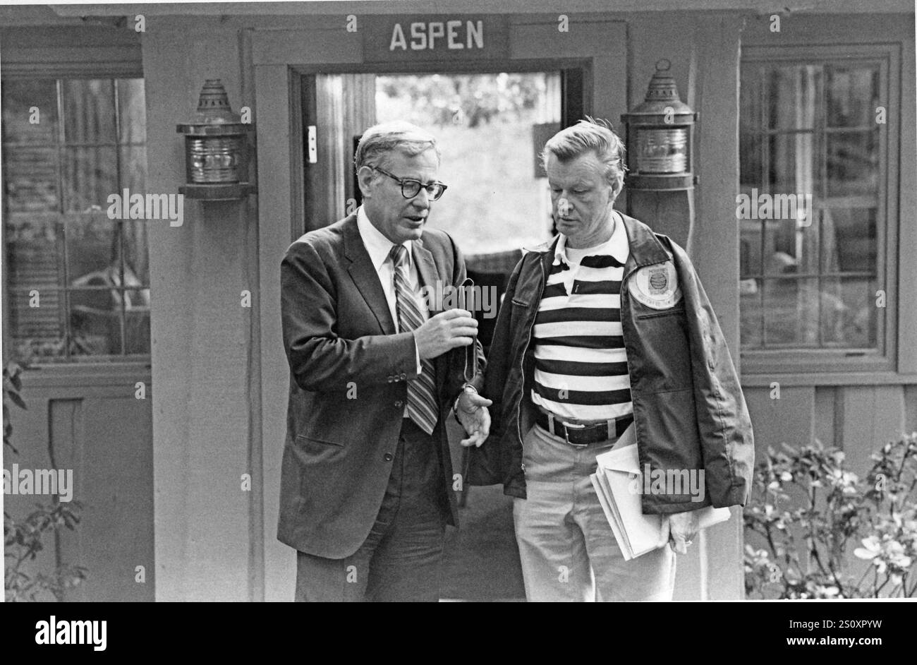 Le secrétaire à la Défense des États-Unis Harold Brown, à gauche, et le conseiller à la sécurité nationale Zbigniew Brezezinski, à droite, sortent d'Aspen Lodge à Camp David, près de Thurmont, Maryland, après une réunion sur le sommet Égypte-Israël. Crédit : Maison Blanche via CNP Banque D'Images