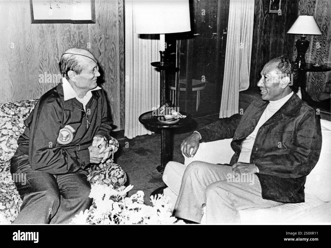 Le ministre des Affaires étrangères Moshe Dayan, à gauche, rencontre le président Anwar Sadate d'Egypte, à droite, à Dogwood Lodge à Camp David, près de Thurmont, Maryland, le jeudi 14 septembre 1978.crédit : Maison Blanche via CNP Banque D'Images