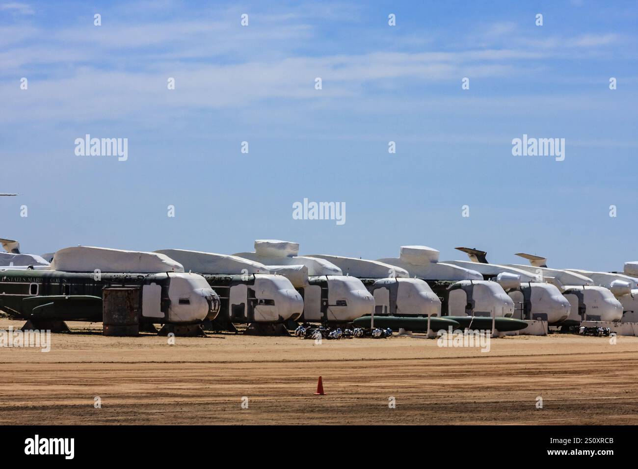 Un grand nombre d'avions blancs sont stationnés sur une piste. Les avions sont recouverts de peinture blanche, leur donnant une apparence uniforme. Concept d'ordre Banque D'Images