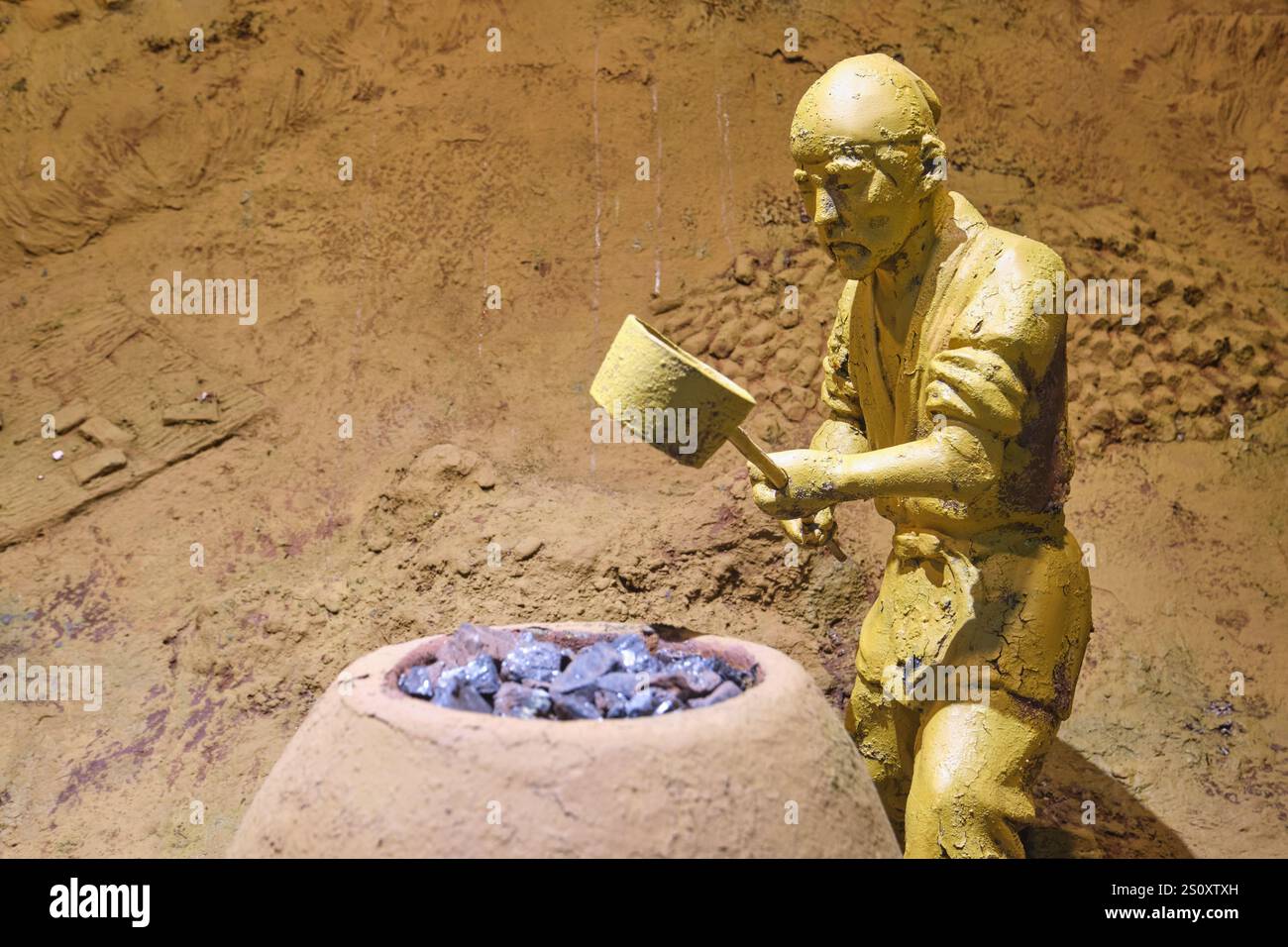 Un ouvrier occupé à fondre, à faire du fer dans une zone de base, foyer de village. Un diorama au Musée agricole de Séoul, Corée du Sud. Banque D'Images