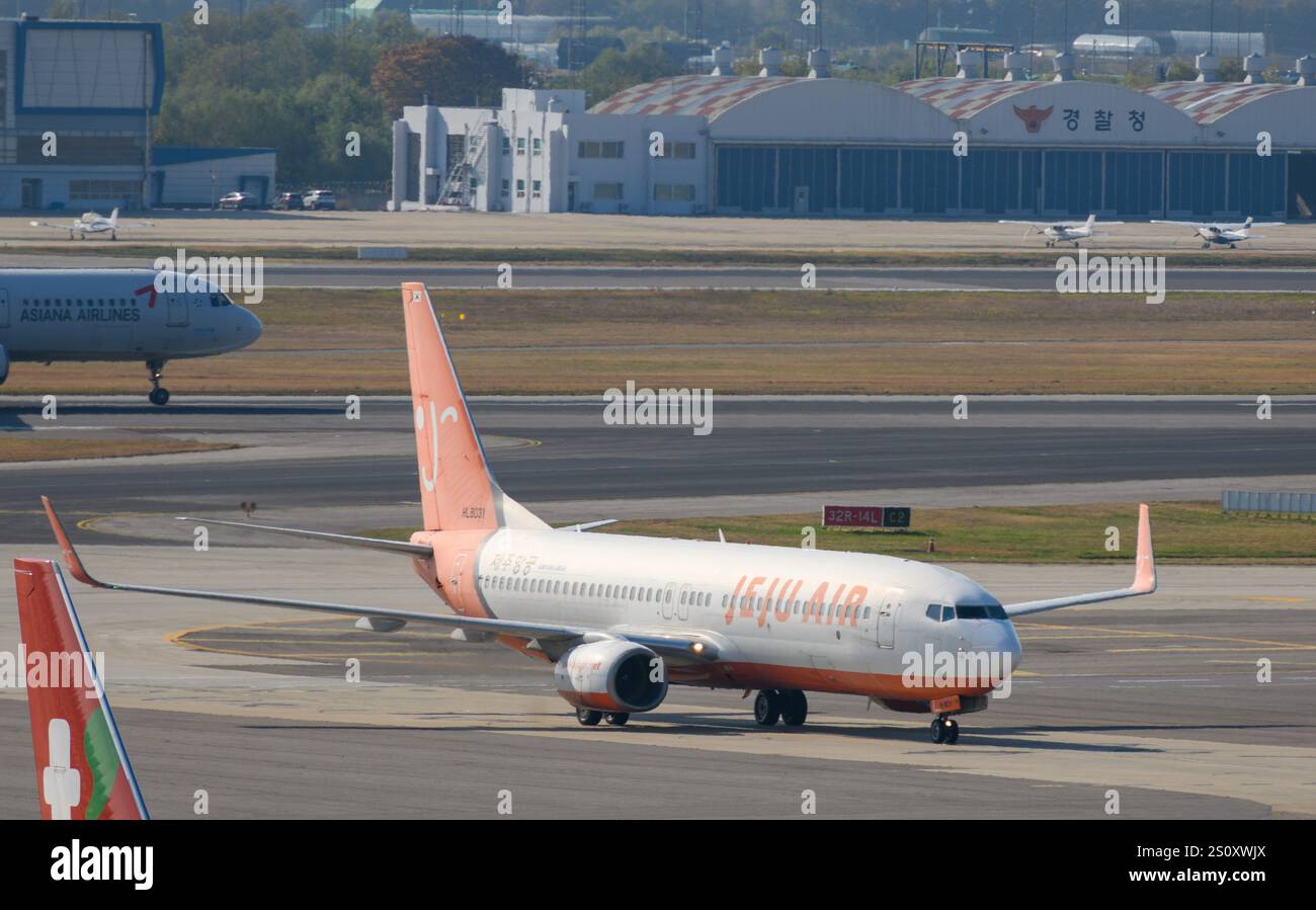 Séoul, Corée du Sud. 09 novembre 2024. Un Boeing 737-800 de Jeju Air de Corée du Sud est vu sur la piste de l'aéroport de Gimpo à Séoul, en Corée du Sud. Un Boeing 737-800 de Jeju Air en Corée du Sud qui a décollé en Corée du Sud le 30 décembre est retourné à l'aéroport de départ en raison du même problème de train d'atterrissage qui a été trouvé dans un accident mortel impliquant un avion distinct du même modèle la veille, selon des sources de l'industrie. (Photo de Kim Jae-Hwan/SOPA images/Sipa USA) crédit : Sipa USA/Alamy Live News Banque D'Images