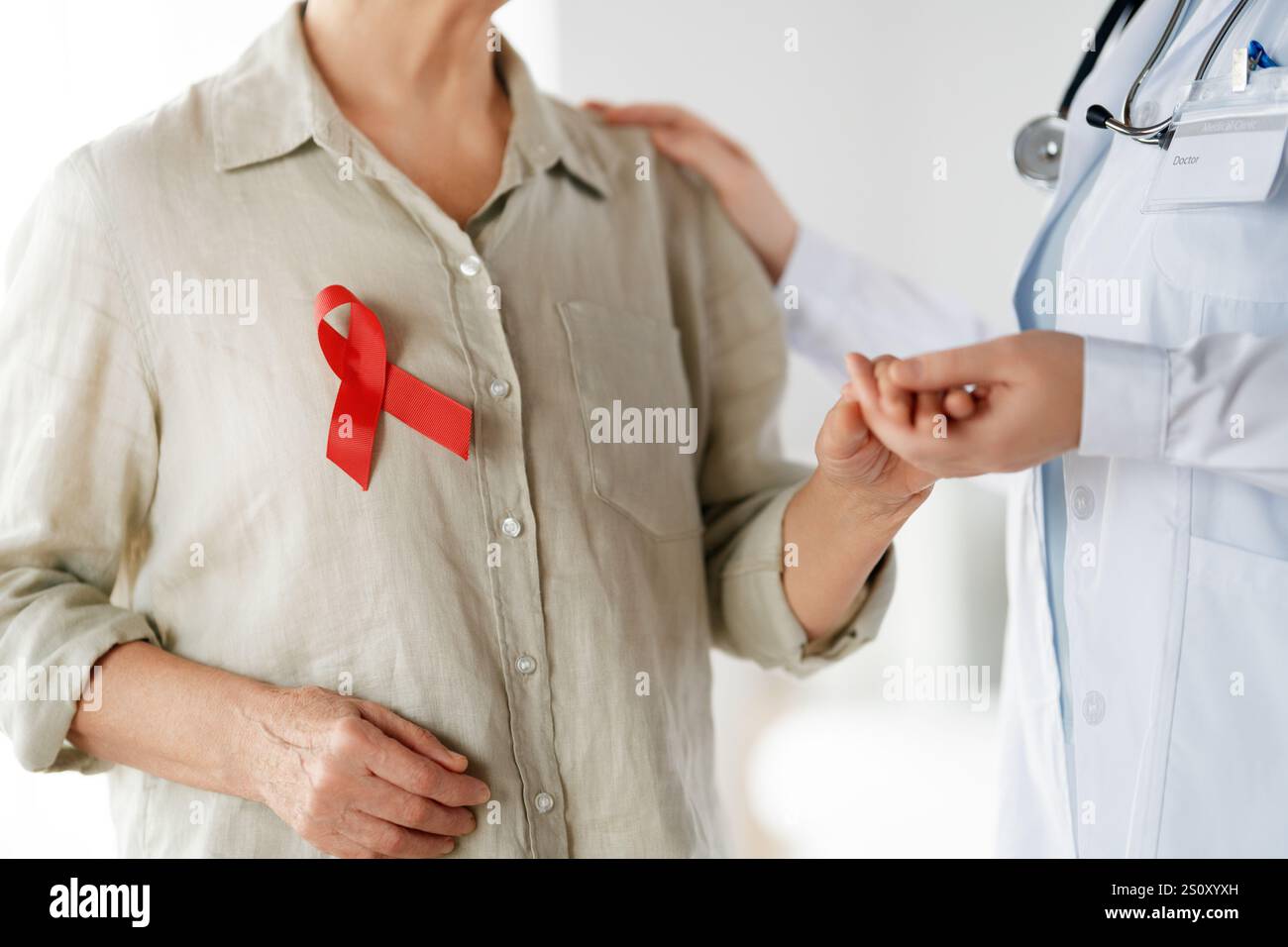 Ruban de couleur pour la sensibilisation au concept de maladie. Patiente écoutant un médecin dans un cabinet médical. Améliorer les connaissances sur les personnes vivant avec la maladie. Banque D'Images