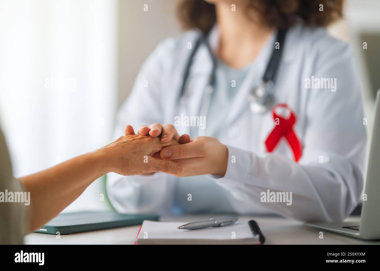 Ruban de couleur pour la sensibilisation au concept de maladie. Patiente écoutant un médecin dans un cabinet médical. Améliorer les connaissances sur les personnes vivant avec la maladie. Banque D'Images