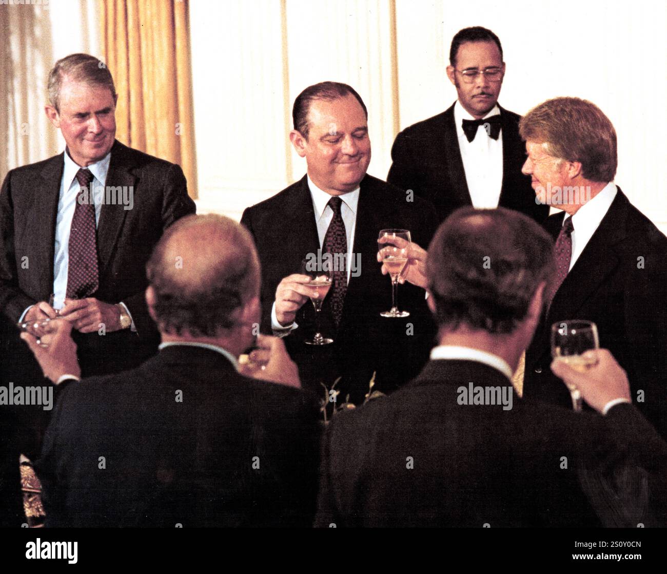 Le président des États-Unis Jimmy carter, à droite, échange des toasts avec le premier ministre français Raymond barre, au centre d'un dîner à la Maison Blanche à Washington, DC, le 15 septembre 1977. Le premier ministre barre est à Washington pour deux jours de pourparlers avec les hauts responsables de l'administration carter. À gauche, le secrétaire d'État américain Cyrus Vance. Photo de Benjamin E. 'Gene' forte/CNP/ABACAPRESS. COM Credit : Abaca Press/Alamy Live News Banque D'Images