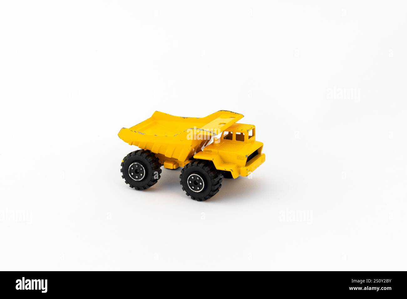 Le style industriel a utilisé le camion à benne basculante jaune pour la décoration nostalgique Banque D'Images
