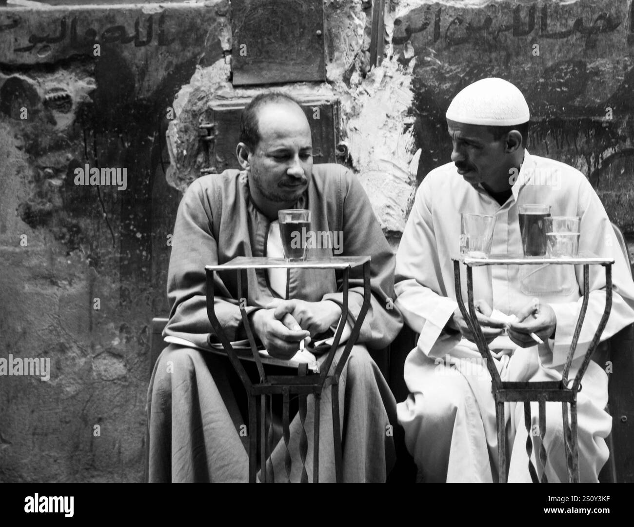 Hommes égyptiens socialisant dans une petite maison de thé au Caire islamique, le Caire, Egypte. Banque D'Images