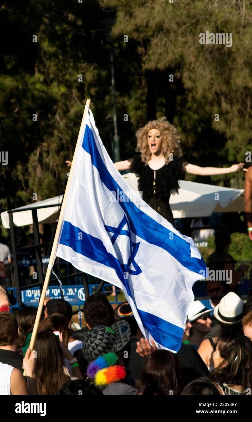 Un transgenre célébrant dans la Gay Pride à Jérusalem, Israël. Banque D'Images